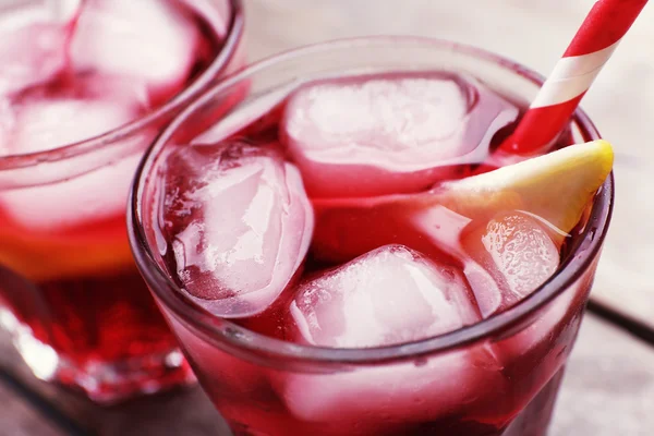 Glazen rode soda water — Stockfoto