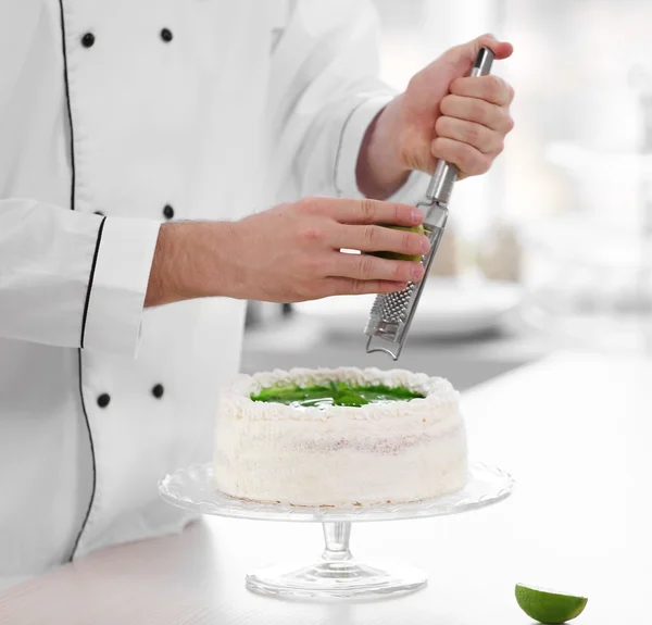 Hombre decorando tartas de frutas con lima — Foto de Stock