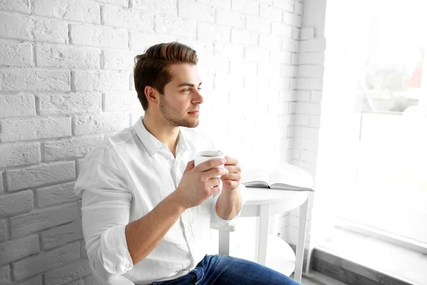 Homme boire un café savoureux — Photo