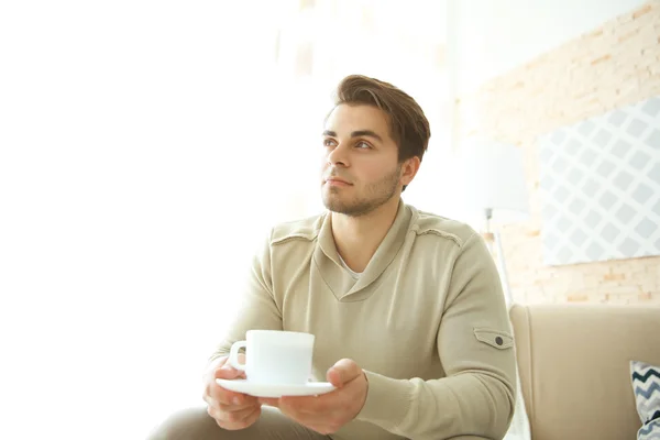 英俊的男人喝咖啡 — 图库照片