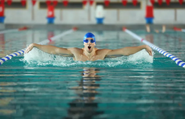 Sportovní mladý muž plavání — Stock fotografie