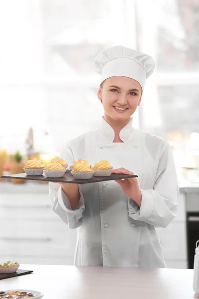 Chef femenino trabajando en la cocina — Foto de Stock