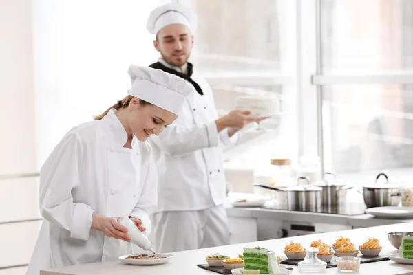 Płci męskiej i żeńskiej kucharzy pracuje — Zdjęcie stockowe