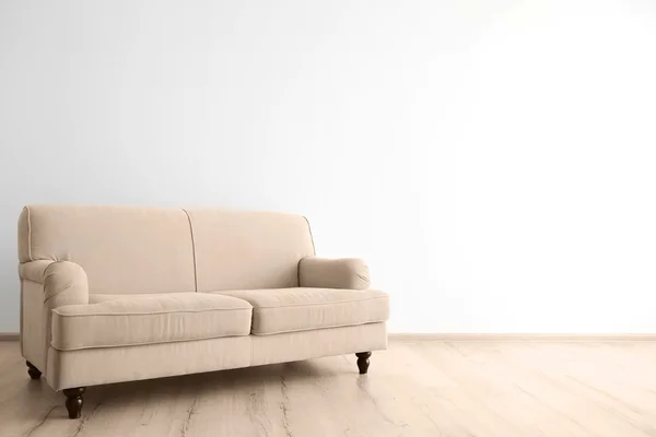 Moderne gemütliche Couch — Stockfoto