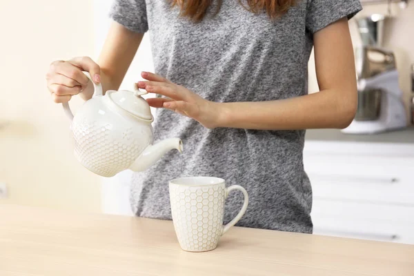 Çay yapma kadın — Stok fotoğraf