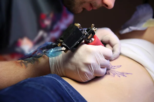 Master doing tattoo — Stock Photo, Image