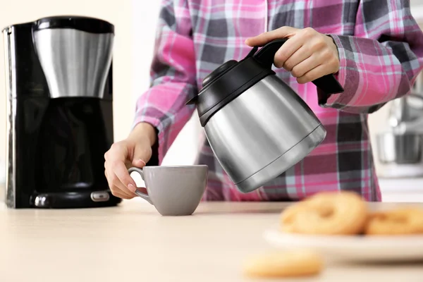 Mujer haciendo té — Foto de Stock