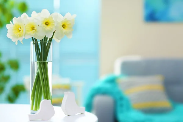 Witte narcissus in vaas — Stockfoto