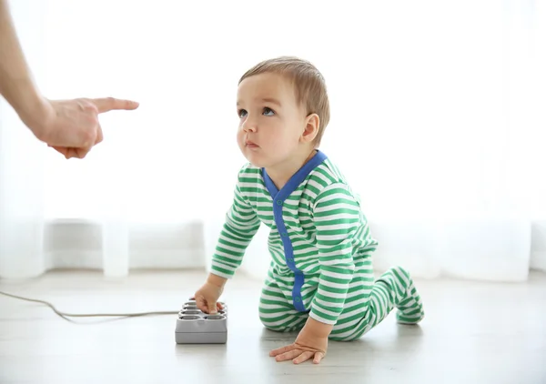 Mutter Beschimpft Ihr Baby Das Mit Stecker Spielt — Stockfoto