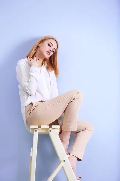 Młoda kobieta w białą koszulę i spodnie beżowy — Zdjęcie stockowe