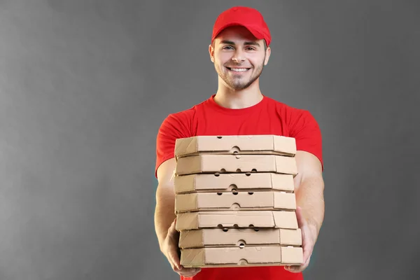 Jovem homem bonito com pizza — Fotografia de Stock