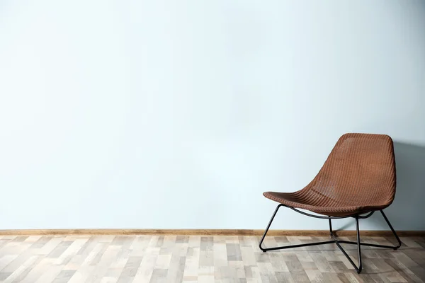 Bequemer Stuhl an der Wand Hintergrund — Stockfoto