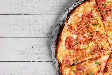 Kağıt üzerinde lezzetli pizza  