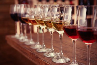 Birçok farklı şarap bardak 