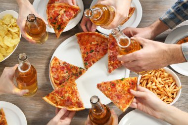 Sıcak pizza ve içecekler ile dostça parti