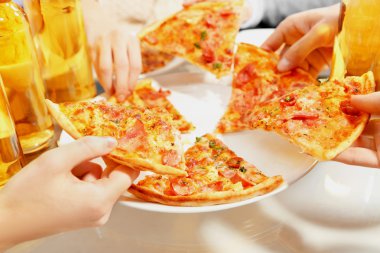 Sıcak pizza ve içecekler ile dostça parti