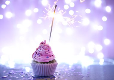 Pembe krema buzlanma ile cupcake  