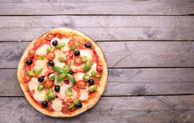 Peynirli ve sebzeli lezzetli pizza.  