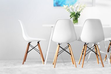 Sandalye ve masa kokulu beyaz