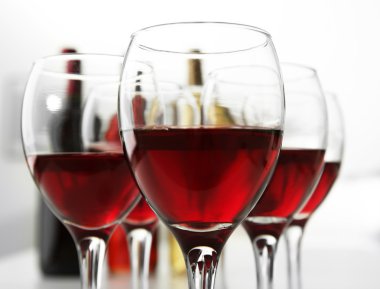 Bir kadeh kırmızı şarap. 