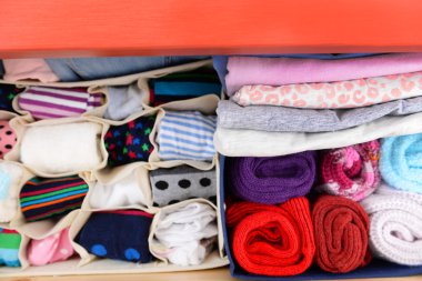 Çekmeceli içinde giysiler katlanmış 