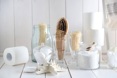 Beyaz duvar banyo aksesuarları