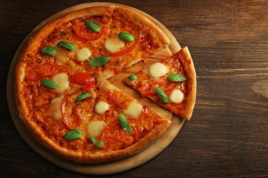 Dilimlenmiş Margherita pizza  