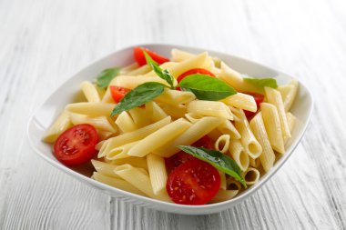 domates ve fesleğen yaprakları ile makarna