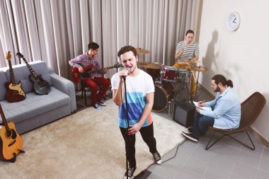 bir kayıt stüdyosunda müzik bant