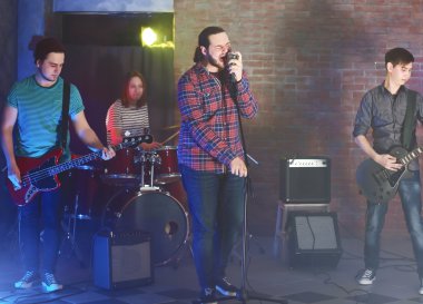 Sahnede müzik grubu çalıyor.