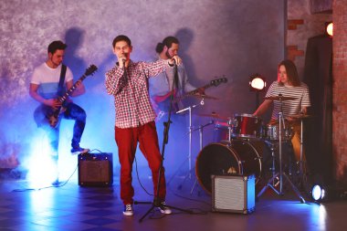 Sahnede müzik grubu çalıyor.