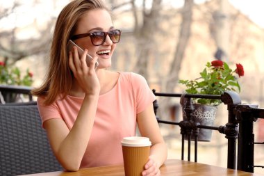 Genç bayan kahve içiyor. 