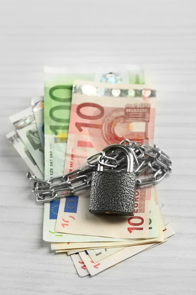 Euro-bankbiljetten met lock — Stockfoto