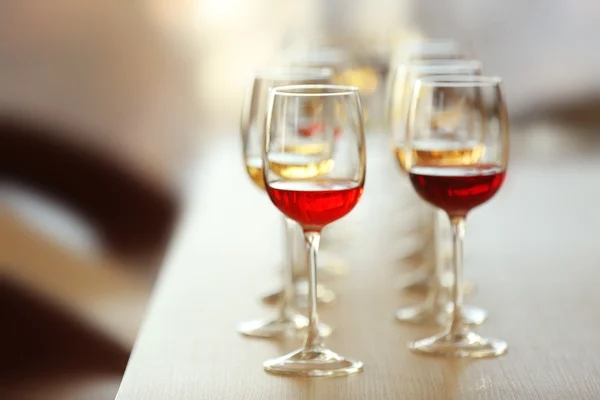 Many glasses of different wine — Stock Photo, Image