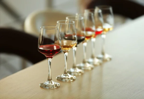 Πολλά ποτήρια κρασί διαφορετικές — Φωτογραφία Αρχείου