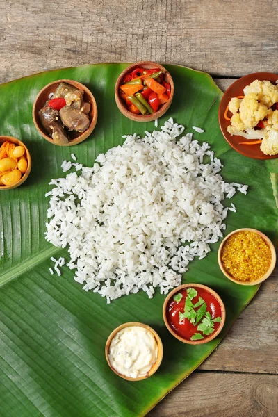 Варёный рис с овощами и специями — стоковое фото