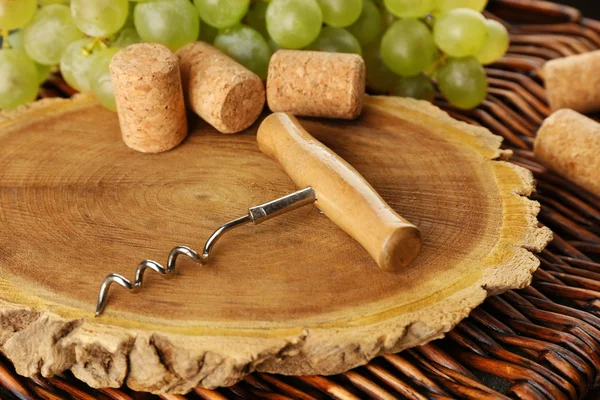 Wine corks and tailspin with bunch of grapes — Stock Photo, Image