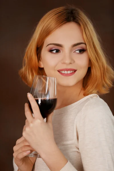 Mulher com copo de vinho tinto — Fotografia de Stock