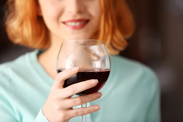 Frau mit Glas Rotwein — Stockfoto