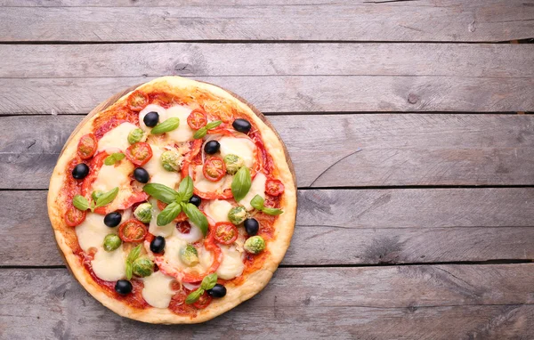 Finom pizza sajttal és zöldséggel — Stock Fotó