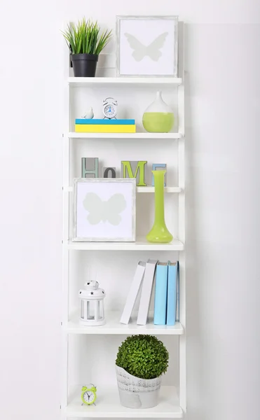 Bücherregal mit Büchern und Zubehör — Stockfoto