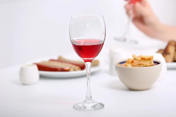 Cena con bicchieri di vino — Foto Stock