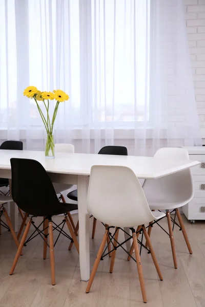 Interiör med bord och stolar — Stockfoto