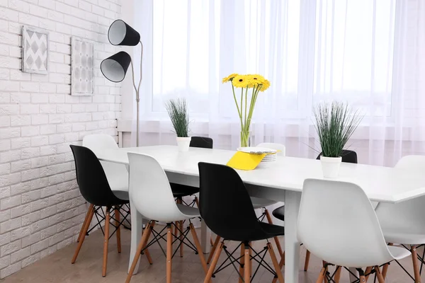 Interiör med bord och stolar — Stockfoto