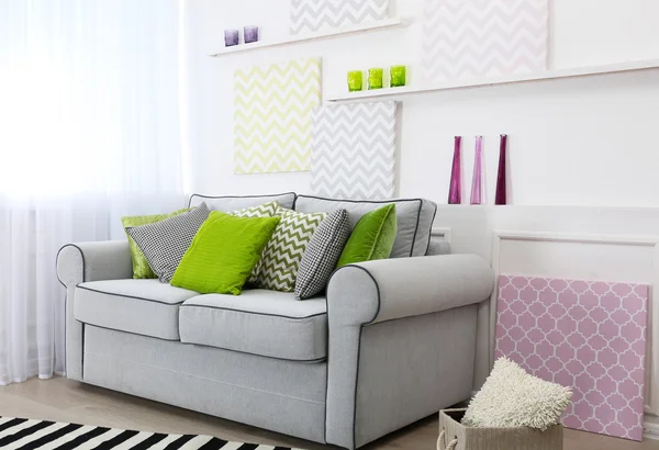 Modern inredning med soffa — Stockfoto