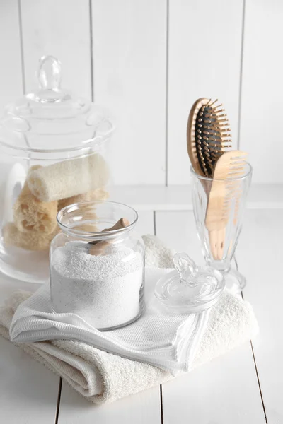 Accesorios de baño en pared blanca — Foto de Stock