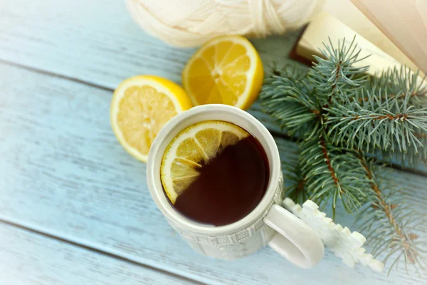 Composição de inverno com xícara de bebida quente — Fotografia de Stock