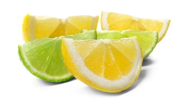 Нарезанный лайм и лимон изолированы — стоковое фото