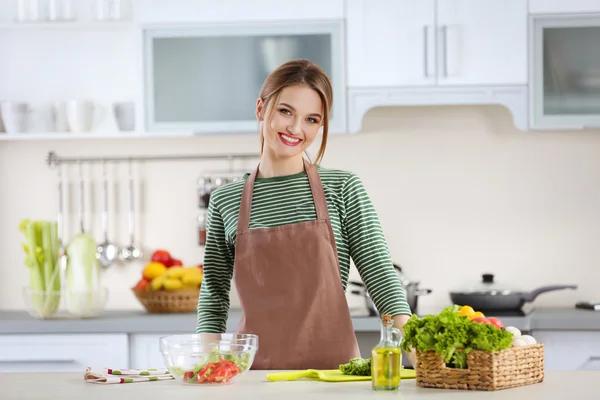 Mujer joven preparando ensalada de verduras —  Fotos de Stock