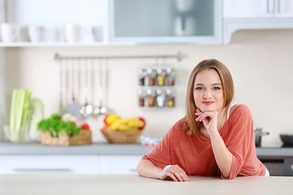 Mujer joven en la cocina —  Fotos de Stock